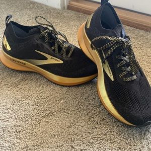 Brooks Levitate 4: womens Sz 6